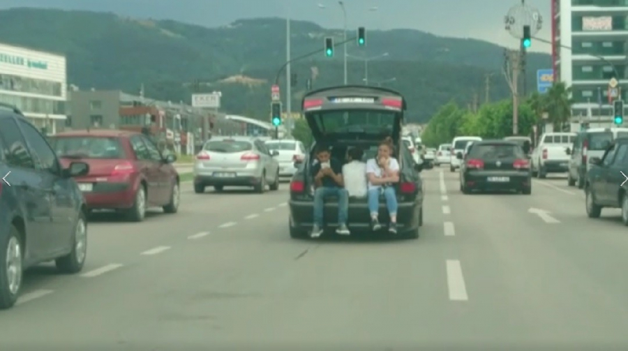 Bursa'da otomobilin bagajında kilometrelerce yol gittiler