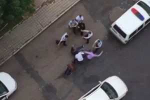 Polisi gözü önünde birbirlerine girdiler!
