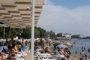 Bayram tatilini Erdek'te geçirenler çöplerden şikayet etti