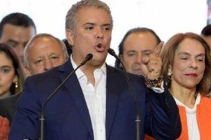 Duque, FARC'la yapılan anlaşmaya mesafeli
