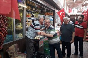 Bursa'da çarşı esnafı gecikmeli de olsa bayramlaştı