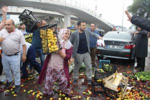 Ellerinde kalan ürünleri belediye binasına fırlattılar