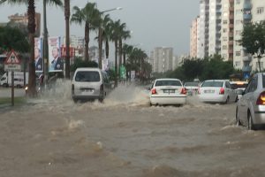 Adana'da yollar nehre döndü