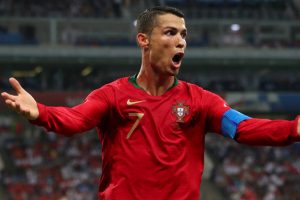 Ronaldo'nun 'Joker' gibi sırıttığı büst kaldırıldı