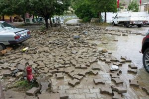 Parke taşları bile yerinden söküldü