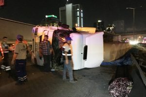 Basın Ekspres Yolu'nda tır devrildi: 2 yaralı