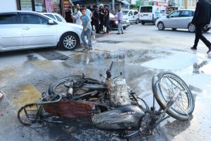 Kaçamayınca motosikletini ateşe verdi