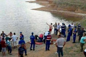 Alabora olan bottakileri kurtarmak isterken canından oldu