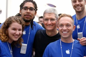 Apple çalışanları tüm gün ayakta çalışacak!