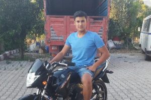 Kırmızı ışıkta geçen motosikletli can verdi