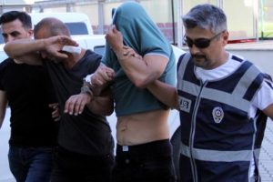 Cezaevinden izinli çıkıp arkadaşlarının marketini soydular