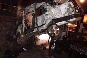 Takla atan otomobil alt geçide yuvarlandı: 2 ölü