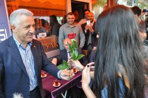 Bakan Arslan, esnafı ziyaret etti