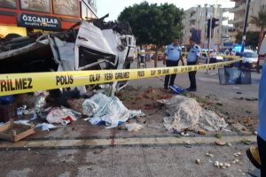 Kamyonet ile otomobil çarpıştı: 2 ölü, 6 yaralı