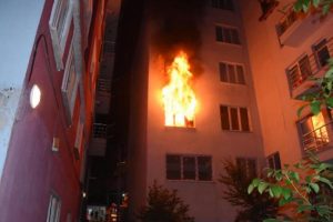Kendini bıçaklayıp, ev yaktı!