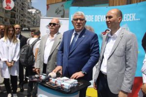 İYİ Parti'den vatandaşa sembolik ilaç