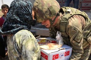Yaşlı kadın, yardım getiren Mehmetçiğe böyle teşekkür etti