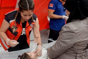 Dönen Suriyeli çocuklara aşı yapılıyor