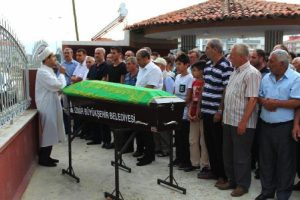 Otomobilinde öldürülen sağlık memuru toprağa verildi
