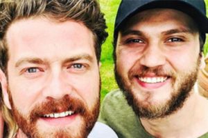 Aras Bulut İynemli ve Engin Öztürk'ten dostluk pozu