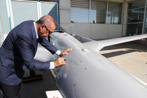 Cumhurbaşkanı Erdoğan insansız hava aracına imzasını attı