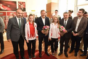 Başbakan Yardımcısı Çavuşoğlu, Bursa'da sporcularla buluştu