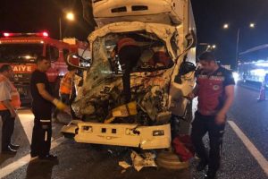 Hendek'te iki kamyon çarpıştı: 1 yaralı
