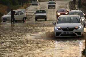 Karabük'te yollar göle döndü, kaya parçaları yola düştü