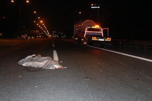 Kendi yaptığı kazadan kurtuldu ama başka araç ezdi