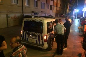 İki aracın arasına sıkışan kadın ölümden döndü