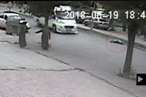 Minibüsün fırlattığı çocuk metrelerce sürüklendi