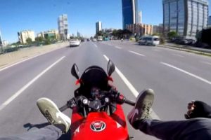 Ayaklarıyla motosiklet süren trafik magandası yakalandı