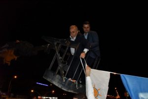 Fakıbaba vince çıkıp bayrak astı