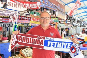Bandırmalı balıkçının 'taraftar atkısı' koleksiyonu