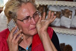 Eşini eve kilitleyip ateşe verdi!