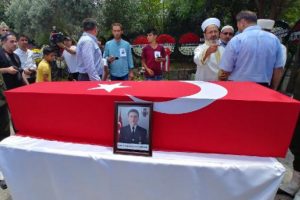 Şehit Uzman Çavuş İzzet Ak, toprağa verildi