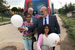 Bursa milletvekili adayı Yelis, çocuklarla bir araya gelerek hediye dağıttı