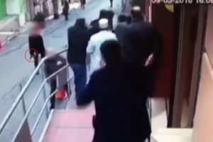 Silahlı kavga anı kamerada