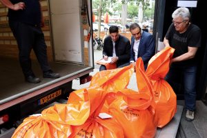 Hollanda'da kullanılan oyların bulunduğu kargo araçları yola çıktı