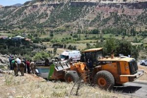 Çöp kamyonu devrildi: 2 işçi can verdi