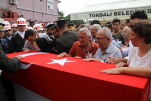 İzmir şehidini son yolculuğuna uğurladı