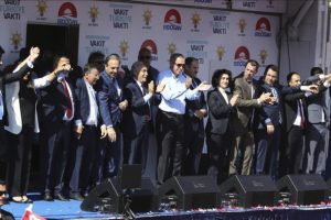 Erdoğan, Türkçe-Kürtçe seçim şarkısına tempo tuttu