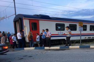 Genç kıza tren çarptı