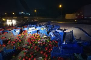 TIR devrildi, sebzeler yola saçıldı