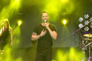 Ünlü şarkıcı 40 bini aşkın kişiye konser verdi