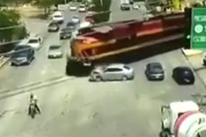 Raylara giren araca böyle çarptı