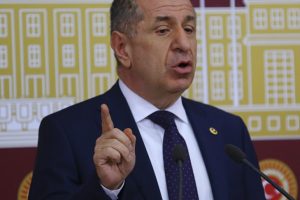 Özdağ: Böyle devam ederse 2040 yılında 13 kişiden 1'i Suriyeli olacak