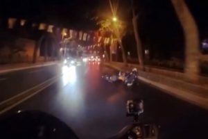Motosikletliyle şov yapmak isterken ölümden döndü