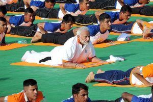 Modi, 50 bin kişiyle yoga yaptı