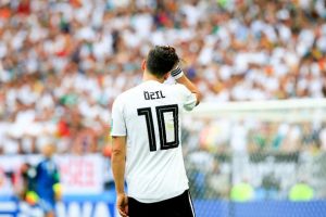 Eski Alman futbolcudan Mesut Özil'e destek
